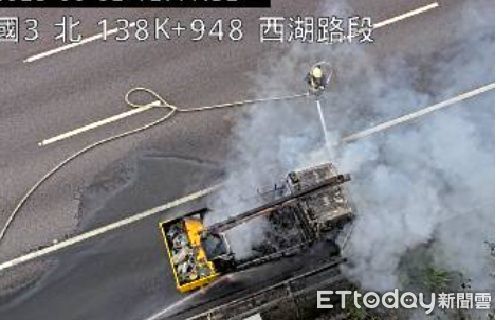 ▲國道3號苗栗通霄路段今中午發生高空作業工程車火燒車事故，黑煙沖天造成大塞車，所幸未釀成人員傷亡。（圖／記者楊永盛翻攝）