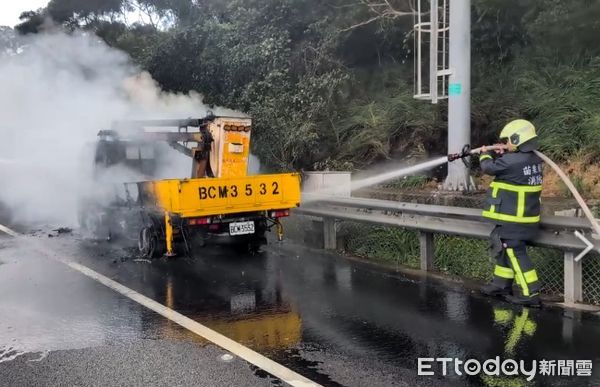 ▲國道3號苗栗通霄路段今中午發生高空作業工程車火燒車事故，黑煙沖天造成大塞車，所幸未釀成人員傷亡。（圖／記者楊永盛翻攝）