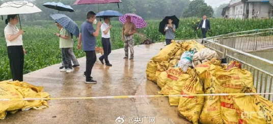 ▲▼張家界溶洞7層樓高垃圾山。（圖／翻攝自微博）