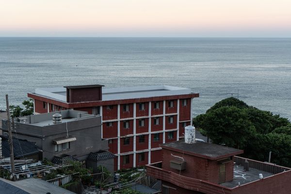 ▲▼奈良美智在台10年巡展計畫「跟著朦朧潮濕的一天去旅行」，第4站前進金瓜石，6月28日至9月28日在「台電金水基地」展出。（圖／金水361. META space授權提供提供）