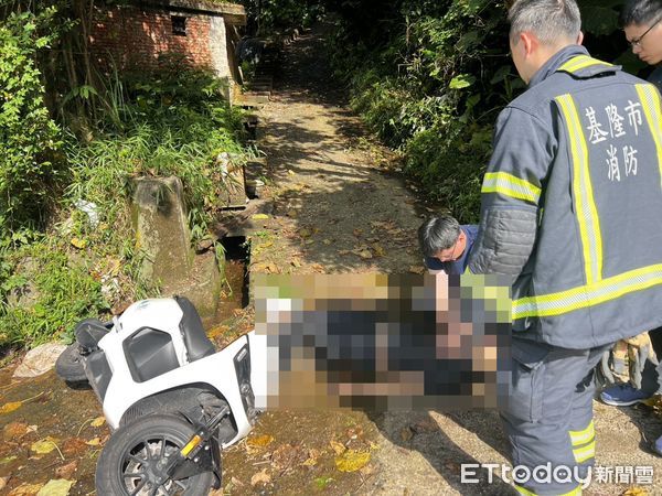 ▲基隆30歲單親媽送完小孩去上課後，疑似右側超車操作不當自摔亡。（圖／記者郭世賢翻攝，下同）