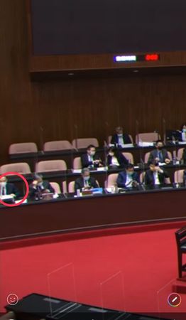 ▲針對黃國昌指控上班時間濫用公務車，法務部前部長蔡清祥澄清，2021年9月17日週五當天是立法院院會，他整天都在立法院備詢，有照片爲憑（黃圈處）。（圖／蔡清祥提供）