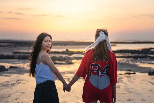 ▲▼頌樂驚喜宣布「合作人氣台灣歌手」　甜蜜牽手神秘背影曝光（圖／RBW、種子音樂提供）