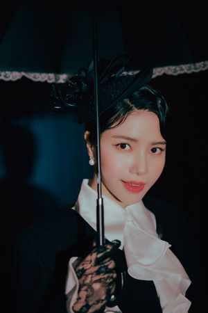 ▲▼▲▼頌樂來台長住學中文！驚喜宣布「合作人氣台灣歌手」　甜蜜牽手神秘背影曝光（圖／RBW提供）