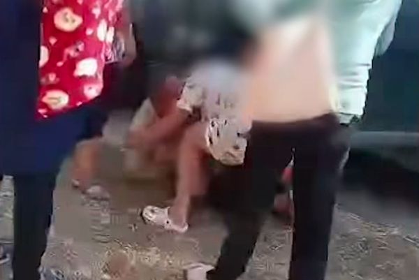 元配緊抓腥夫命根不放。（翻攝自AMARINTV）