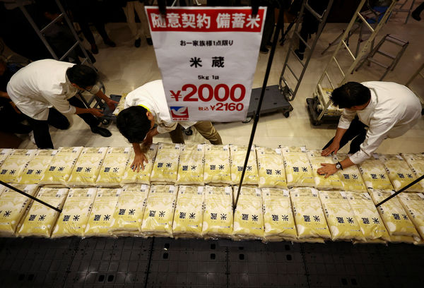 ▲▼日本民眾排隊搶購儲備米。（圖／路透）