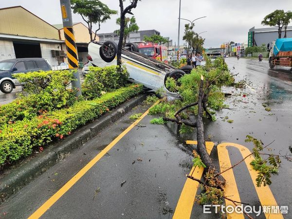 ▲▼高雄賓士疑打滑！自撞分隔島橫掃路樹翻覆　2車遭波及驚悚畫面曝。（圖／記者賴文萱翻攝）