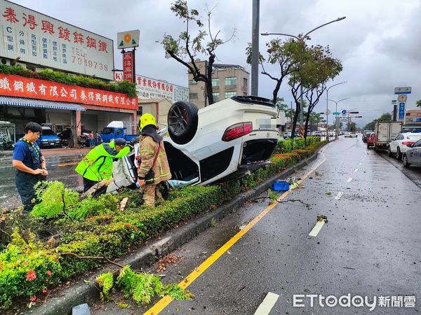 ▲▼高雄賓士疑打滑！自撞分隔島橫掃路樹翻覆　2車遭波及驚悚畫面曝。（圖／記者賴文萱翻攝）