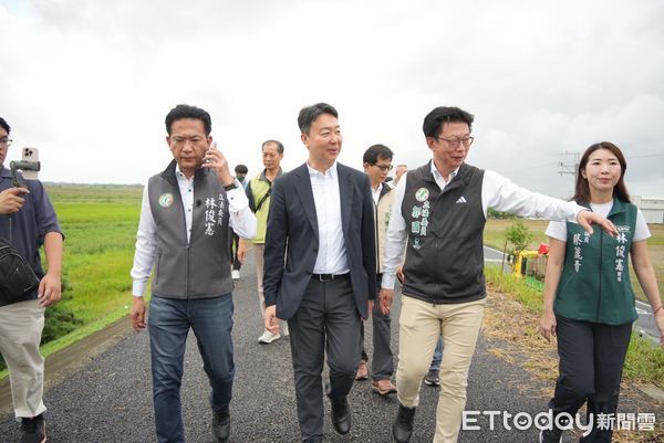 ▲立委郭國文、林俊憲與交通部長陳世凱2日會勘南41延伸案，盼加速跨溪大橋推動。（記者林東良翻攝，下同）