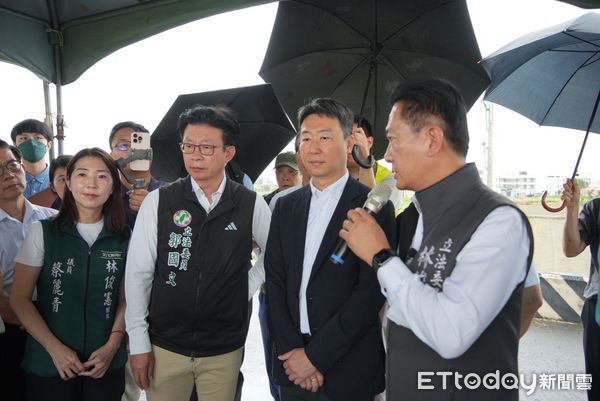 ▲立委郭國文、林俊憲與交通部長陳世凱2日會勘南41延伸案，盼加速跨溪大橋推動。（記者林東良翻攝，下同）