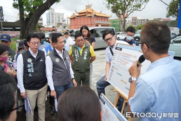 ▲立委郭國文、林俊憲與交通部長陳世凱2日會勘南41延伸案，盼加速跨溪大橋推動。（記者林東良翻攝，下同）