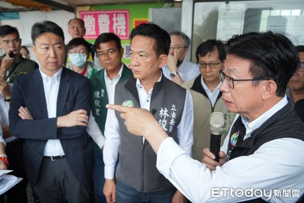 ▲立委郭國文、林俊憲與交通部長陳世凱2日會勘南41延伸案，盼加速跨溪大橋推動。（記者林東良翻攝，下同）