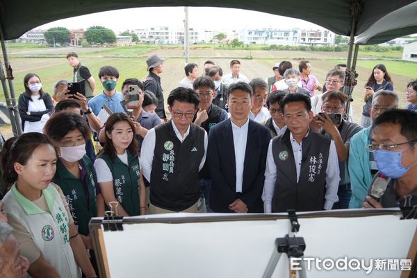 ▲立委郭國文、林俊憲與交通部長陳世凱2日會勘南41延伸案，盼加速跨溪大橋推動。（記者林東良翻攝，下同）