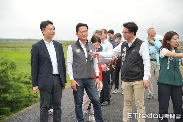 ▲立委郭國文、林俊憲與交通部長陳世凱2日會勘南41延伸案，盼加速跨溪大橋推動。（記者林東良翻攝，下同）