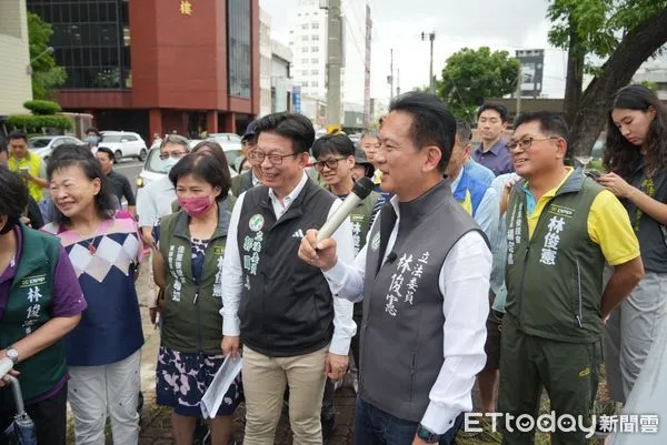 ▲立委郭國文、林俊憲與交通部長陳世凱2日會勘南41延伸案，盼加速跨溪大橋推動。（記者林東良翻攝，下同）
