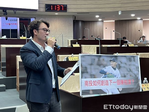 ▲南投縣議員簡千翔和林儒暘要求縣府充實縣立棒球場的設備，讓球員能有好的打球環境。（圖／簡千翔服務團隊提供，下同）