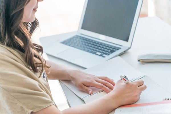 一名中文系畢業女網友分享，自己的男友不知道「中文系」的完整系名。（示意圖，photoAC）