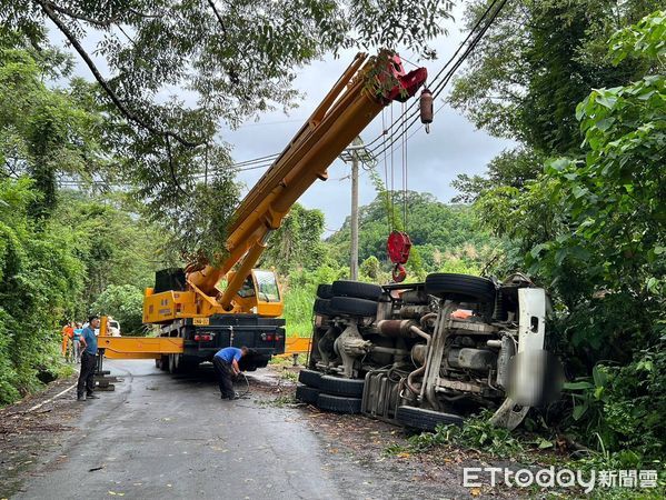 ▲台南死亡車禍，駕駛獲救時已明顯死亡。（圖／記者林東良翻攝，下同）