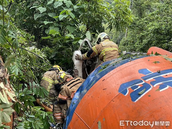 ▲台南死亡車禍，駕駛獲救時已明顯死亡。（圖／記者林東良翻攝，下同）