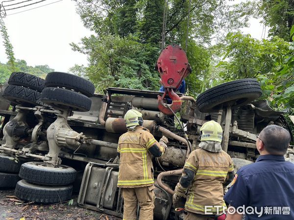 ▲台南死亡車禍，駕駛獲救時已明顯死亡。（圖／記者林東良翻攝，下同）