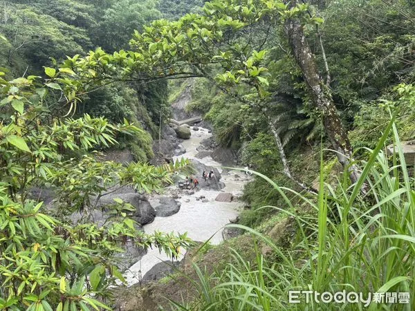 ▲嘉義廂型車翻覆，警消搶救中。（圖／記者翁伊森翻攝，下同）
