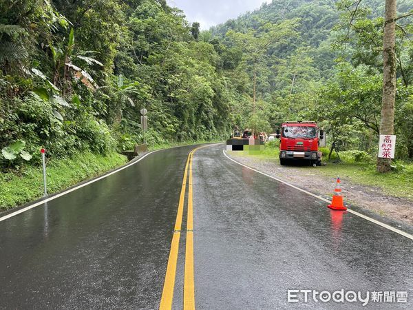 ▲嘉義廂型車翻覆，警消搶救中。（圖／記者翁伊森翻攝，下同）