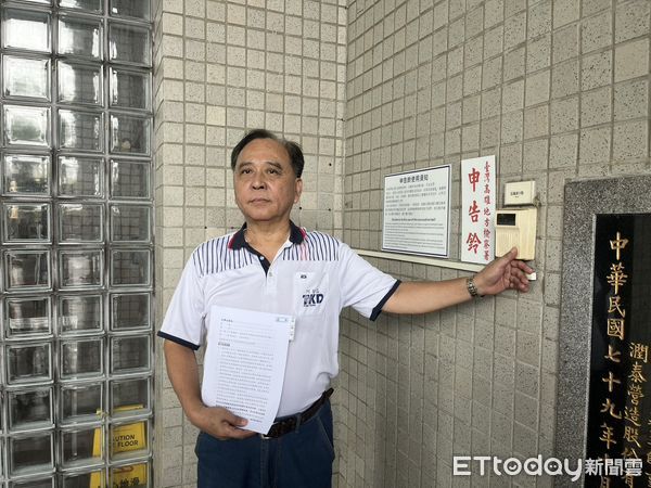 ▲▼黃姓家長道地檢署按鈴控告鄭姓跆拳道教練             。（圖／記者陳宏瑞翻攝）