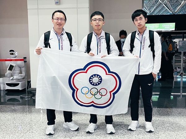 林宇翔（左）曾任杭州亞運教練，許皓鋐（右）選手在該屆賽事拿下台灣首面亞運圍棋金牌。（翻攝自林宇翔臉書）