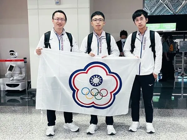 林宇翔（左）曾任杭州亞運教練，許皓鋐（右）選手在該屆賽事拿下台灣首面亞運圍棋金牌。（翻攝自林宇翔臉書）