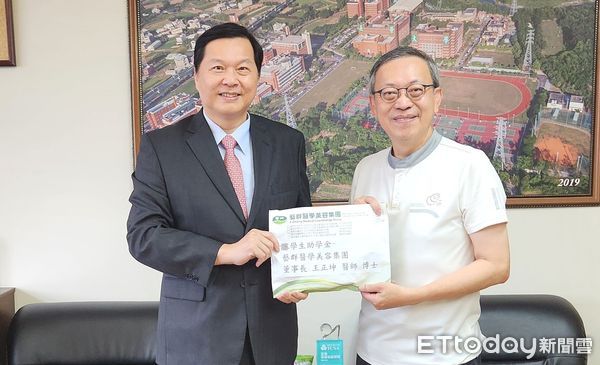 ▲藝群集團董事長王正坤（右）捐贈50萬元助學金予長榮大學，由校長李泳龍代表受贈，現場氣氛溫馨感人。（記者林東良翻攝，下同）