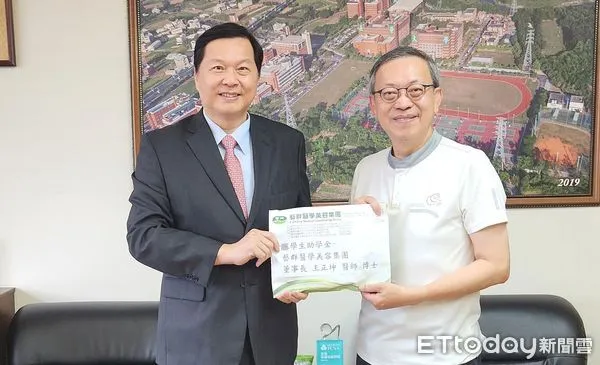 ▲藝群集團董事長王正坤（右）捐贈50萬元助學金予長榮大學，由校長李泳龍代表受贈，現場氣氛溫馨感人。（記者林東良翻攝，下同）