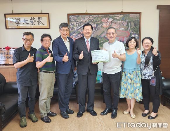 ▲藝群集團董事長王正坤（右）捐贈50萬元助學金予長榮大學，由校長李泳龍代表受贈，現場氣氛溫馨感人。（記者林東良翻攝，下同）