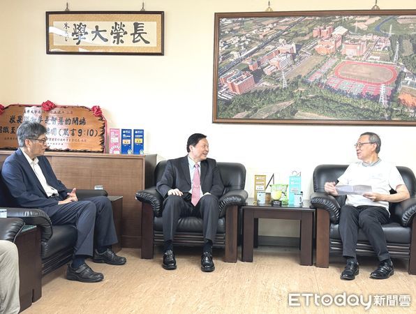 ▲藝群集團董事長王正坤（右）捐贈50萬元助學金予長榮大學，由校長李泳龍代表受贈，現場氣氛溫馨感人。（記者林東良翻攝，下同）