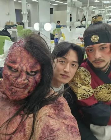 ▲▼《鬼宮》八尺鬼不是CG！2m40cm鬼怪是他演的　美男演員超帥真面目曝光。（圖／翻攝自徐道永IG）