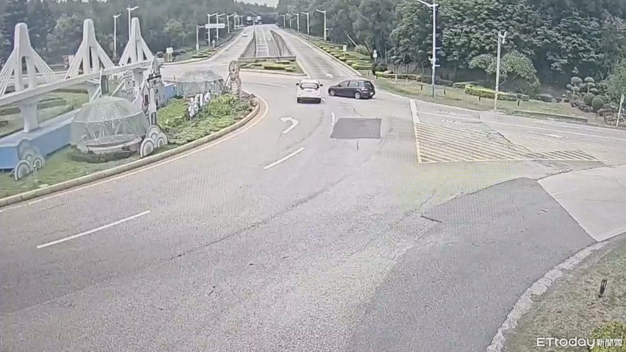 金門機場旁車禍！2車圓環擦撞畫面曝　輪胎掉落車頭全毀