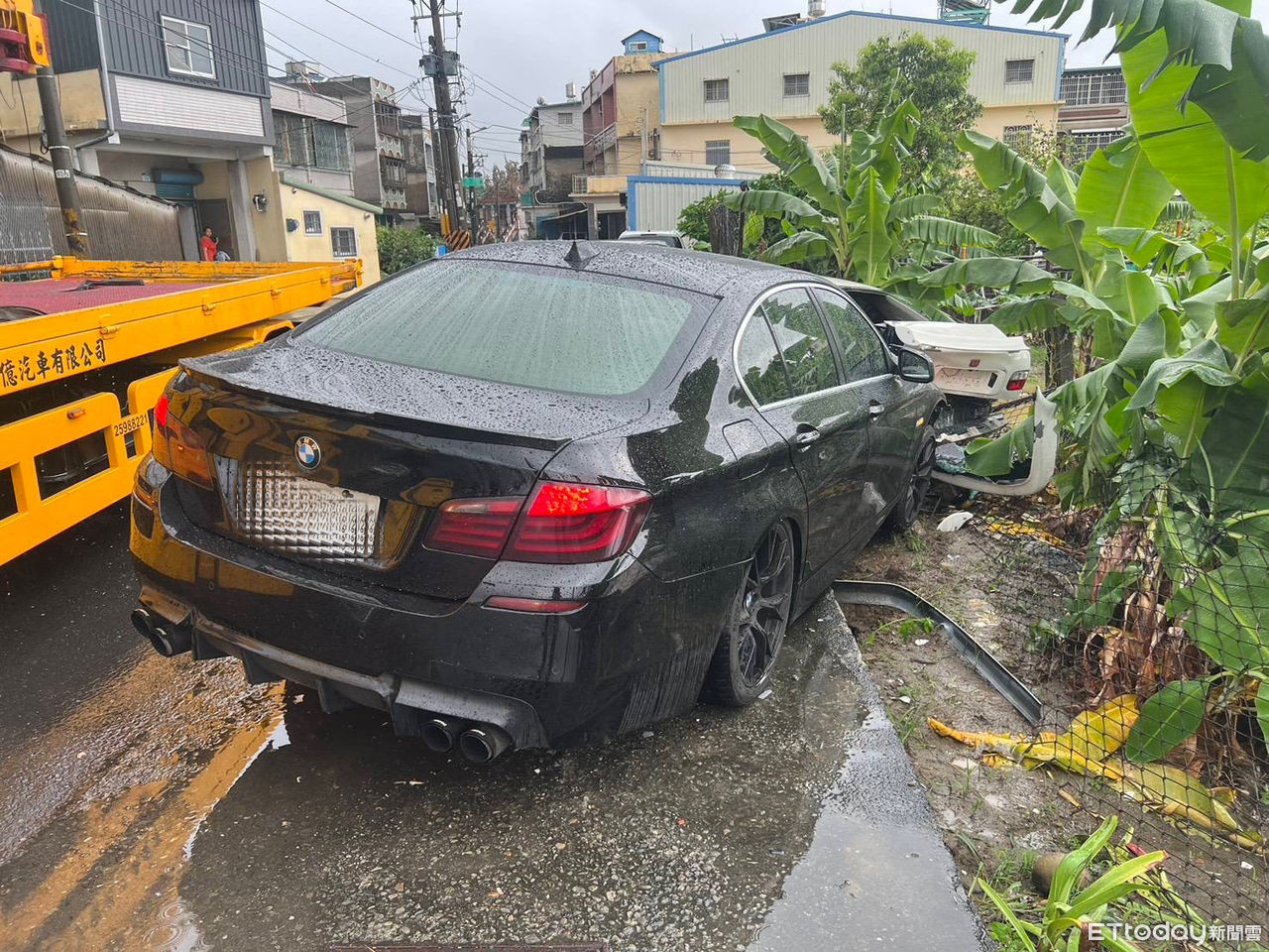 快訊／天雨路滑煞不住　大寮BMW狠撞路邊4車！