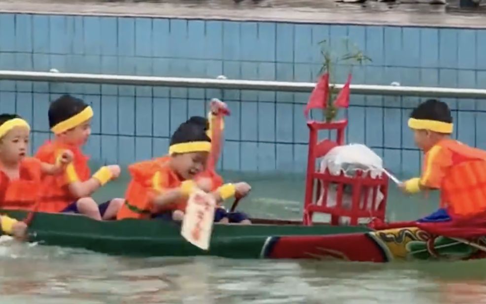 廣東幼兒園辦「迷你版龍舟賽」　選手平均5歲...游泳池成賽道