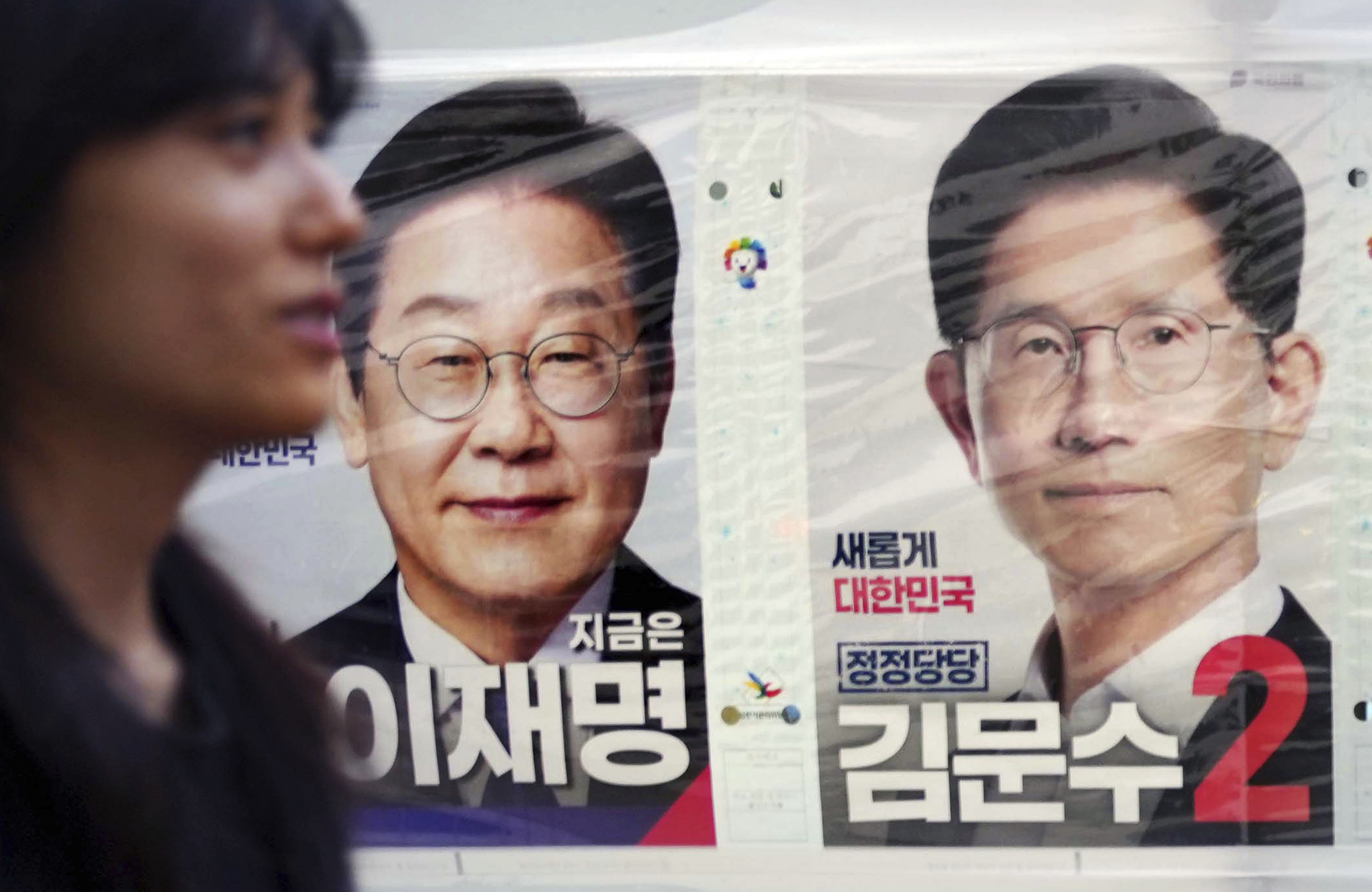▲▼南韓大選，自由派在野黨「共同民主黨」候選人李在明，保守派執政黨「國民力量」的候選人金文洙。（圖／達志影像／美聯社）
