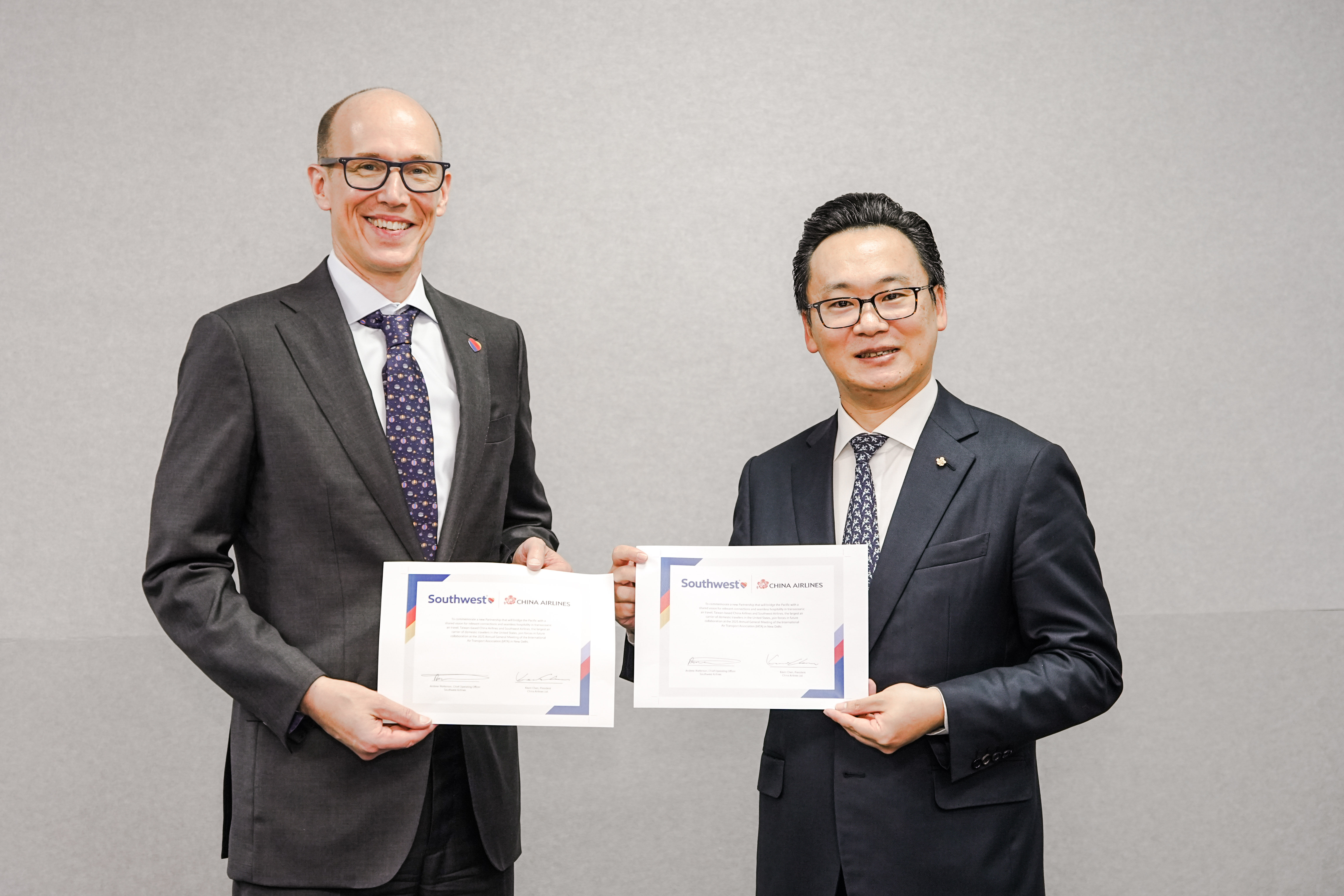 ▲▼華航總經理陳漢銘（右）與西南航空營運長（Chief Operating Officer）Andrew Watterson（左）共同簽署兩航合作宣誓書。。（圖／華航提供）