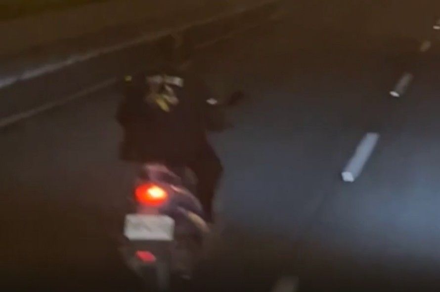 ▲機車騎士未戴安全帽誤闖國道一路蛇行狂飆。（圖／翻攝自社會事新聞影音）