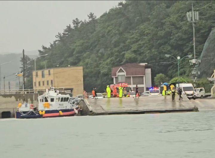 ▲▼南韓49歲池姓男子開車載妻子、2名兒子墜入全羅南道珍島港海底，之後順利逃脫。（圖／木浦海洋警察署）