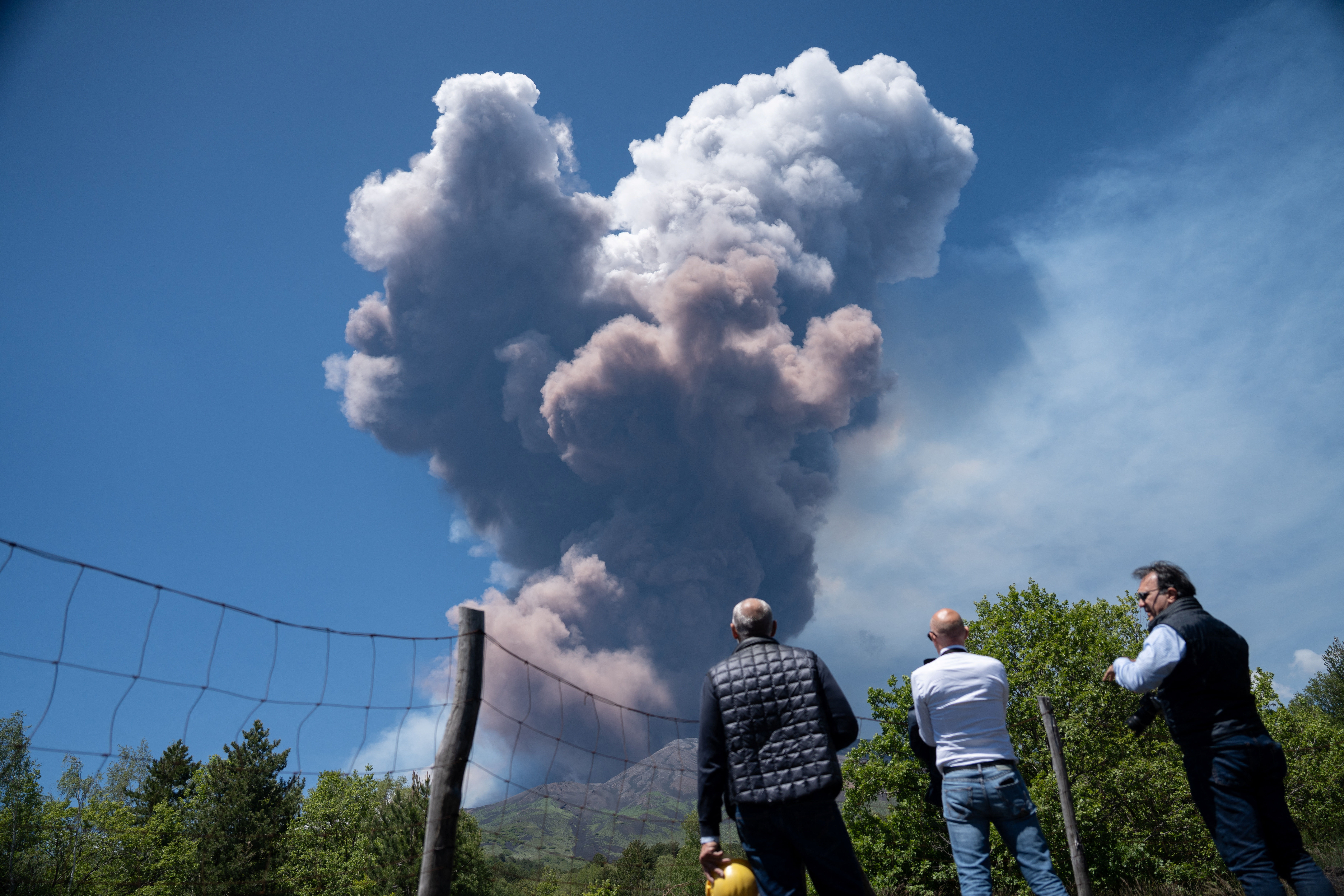 ▲▼義大利西西里島埃特納火山（Mount Etna）2日劇烈噴發。（圖／路透）