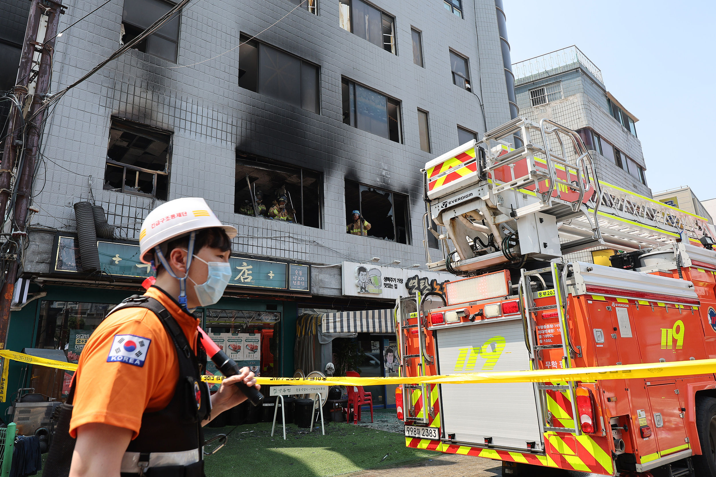 ▲▼南韓首爾某紡織工廠3日上午起火，疑似是人為縱火。（圖／VCG）