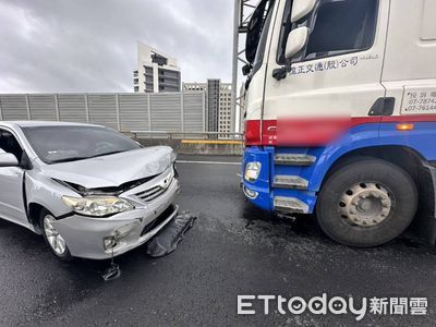 台88大學長鬼切！推撞轎車猛撞護欄　甩180度車殼噴飛釀2傷