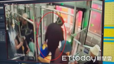 最新畫面曝！竊賊偷387萬搭公車　疑臨時起意關門前急下車