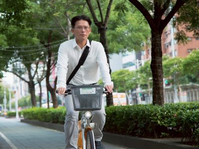 只需眼神不需言語！　黃國昌曬騎Ubike照：老婆樂見我這麼安靜