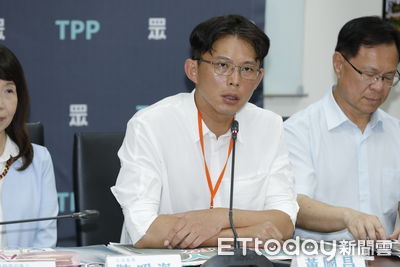 爆前法務部長上班用公務車喬事翻車? 黃國昌:讓子彈飛一下