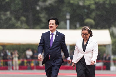 賴清德、馬紹爾總統淋雨走紅毯　林佳龍：雨水是上天的祝福！