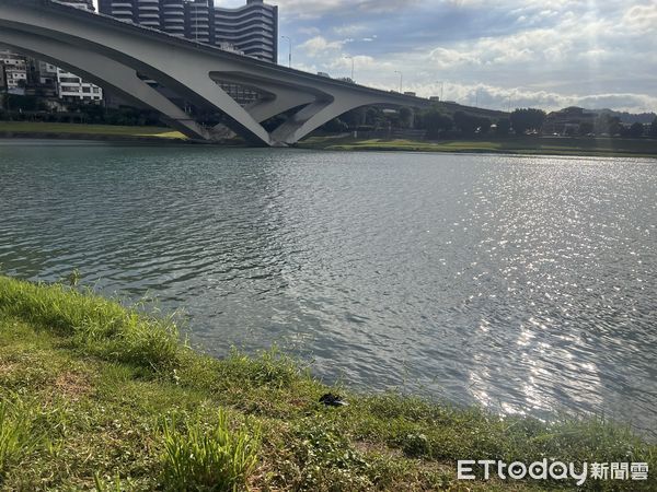 ▲▼新店碧潭85歲老翁落水救起恢復心跳             。（圖／記者陳以昇翻攝）