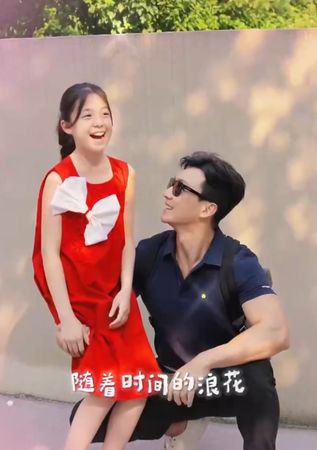 ▲《爸爸去哪兒》小泡芙暴風抽高！　劉畊宏隔8年神還原：當然抱得動。（圖／翻攝自劉畊宏小紅書）